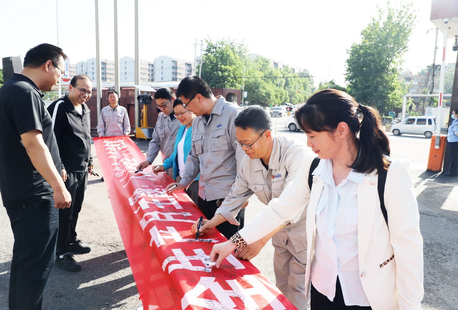 安陽(yáng)園區(qū)開(kāi)展 “安全生產(chǎn)月”主題簽名活動(dòng)2_調(diào)整大小