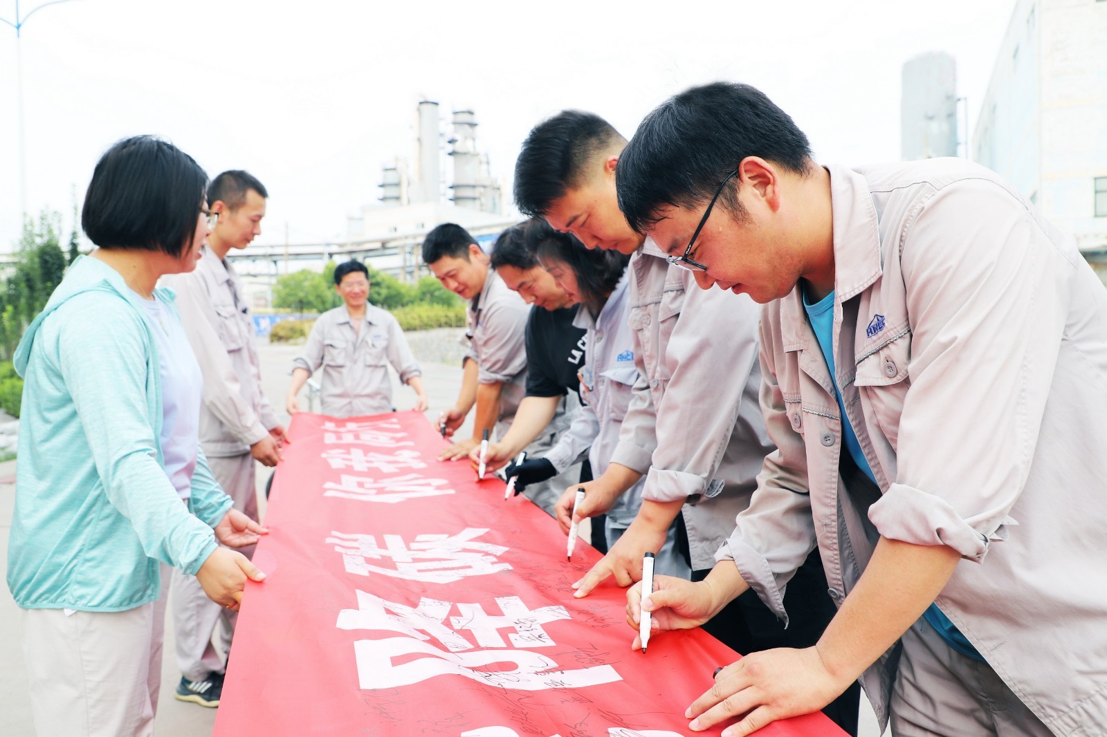 安陽(yáng)園區(qū)開(kāi)展節(jié)能宣傳周主題簽名活動(dòng)_調(diào)整大小